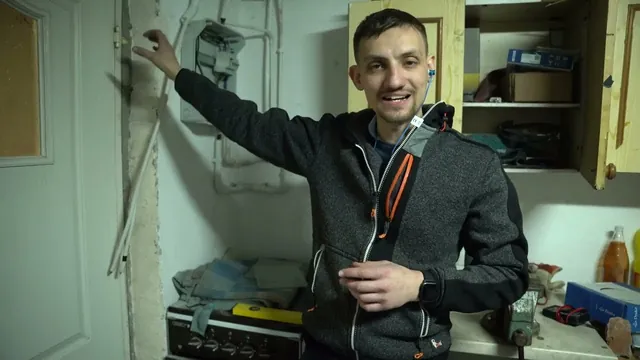 Dawid Jarząbek w kotłowni przed podłączeniem pompy ciepła