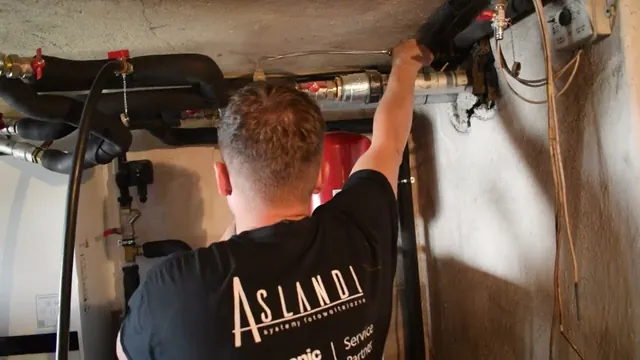 Monter Aslandi podłącza separator i płucze instalację grzewczą