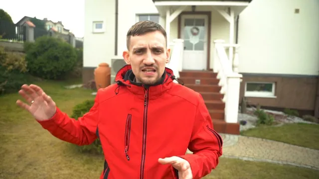 Dawid Jarząbek przed domem w Czyżowicach, w którym kocioł węglowy zastąpiła pompa ciepła