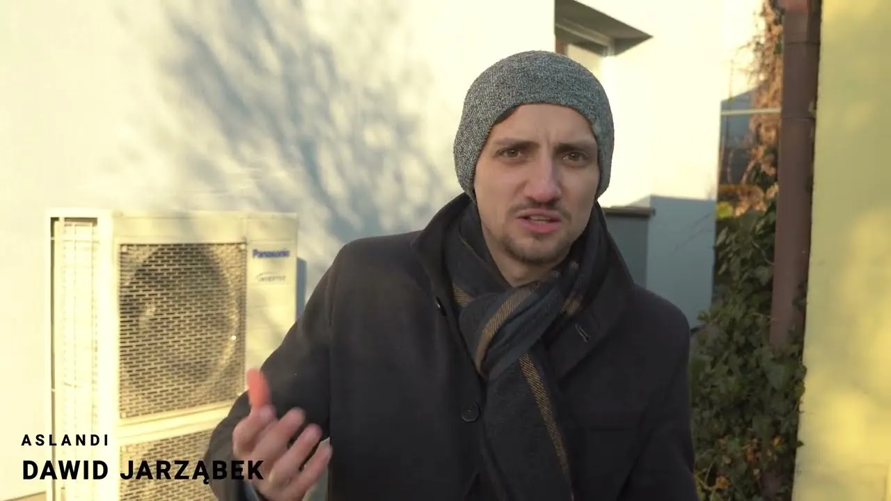 Dawid Jarząbek przy jednostce zewnętrznej pompy ciepła Panasonic przed przeglądem