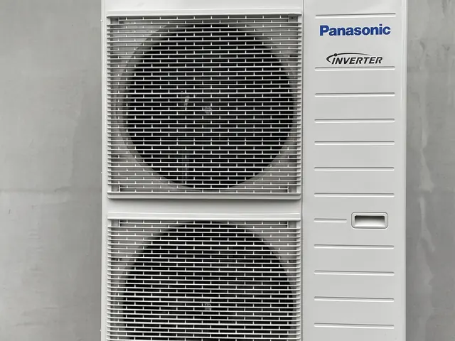 Jednostka zewnętrzna pompy ciepła Panasonic Inverter z dwoma wentylatorami przy domu w Jastrzębiu-Zdroju