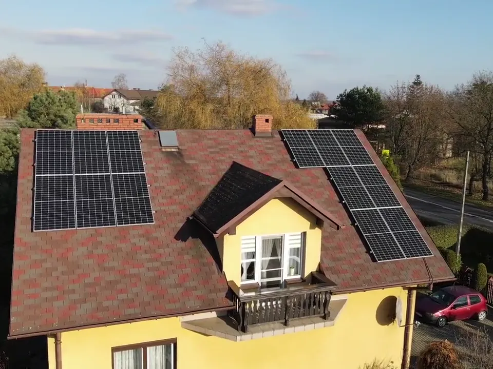 Instalacja fotowoltaiczna 5,79 kWp w Jastrzębiu-Zdroju: panele na dwóch połaciach dachu domu, widok z drona