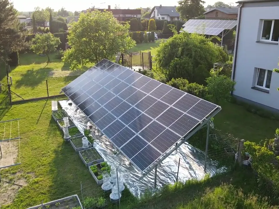 Instalacja fotowoltaiczna 9,96 kWp w Rybniku: panele na konstrukcji naziemnej w ogrodzie, widok z drona