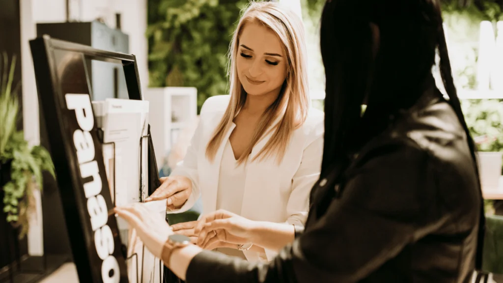 Doradca pomagający klientowi w uzyskaniu dofinansowania na instalację fotowoltaiczną