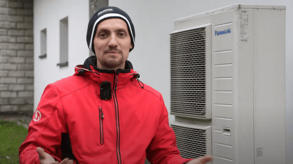 Technik wykonujący serwis pompy ciepła Panasonic