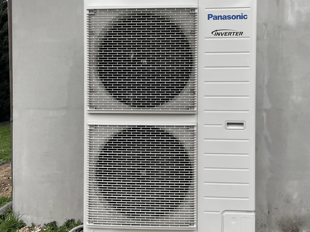Pompa ciepła, Rydułtowy: Jednostka zewnętrzna Panasonic przy białej ścianie