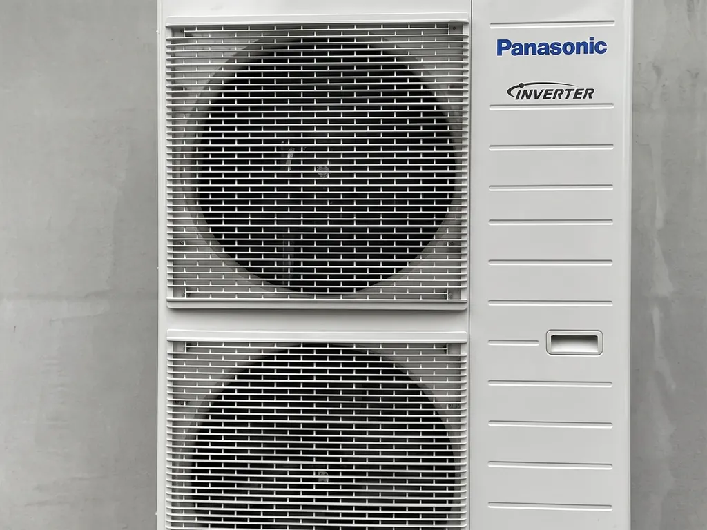 Pompa ciepła, Jastrzębie-Zdrój: Zbliżenie jednostki zewnętrznej Panasonic Inverter przy szarej ścianie