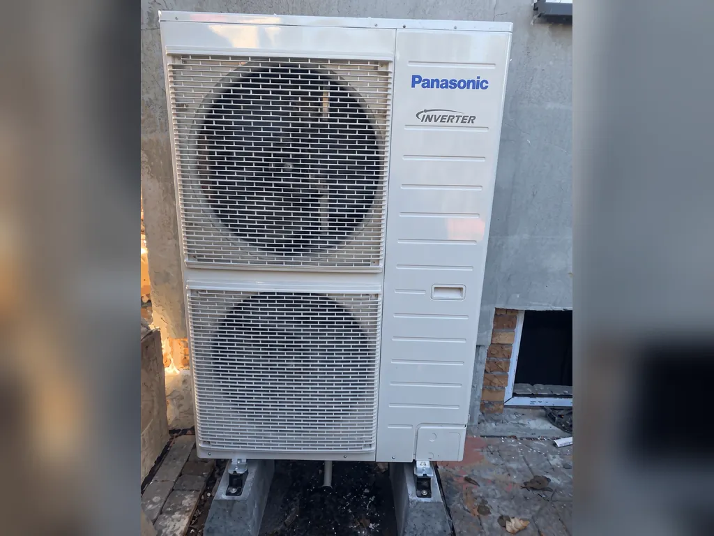 Pompa ciepła, Rybnik: Jednostka zewnętrzna Panasonic przy ciemnej ścianie