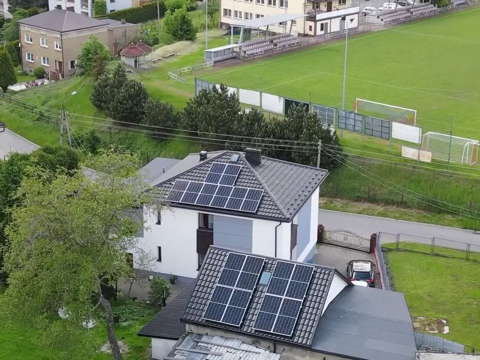 Instalacja fotowoltaiczna 7,04 kWp, Rogów, widok z drona